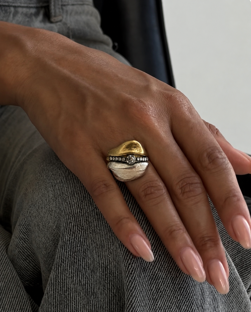Anel Lígia dourado e prateado com pedra central transparente e zircônias