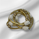 Pulseira de argolas douradas com contas brancas e esferas douradas