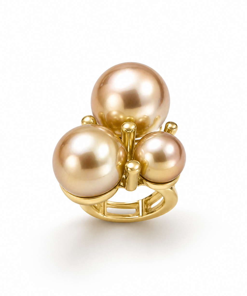 Anel 3 Marias dourado com três pérolas brilhantes e aro fechado.