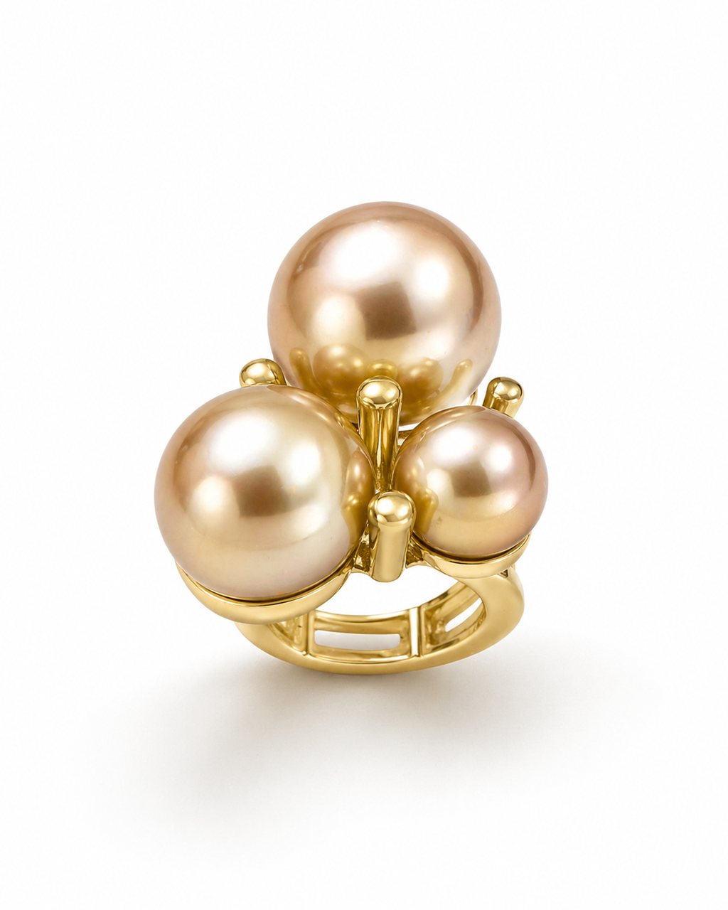 Anel 3 Marias dourado com três pérolas brilhantes e aro fechado.