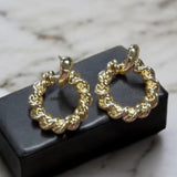 Brinco de argola dourado Camille baby com detalhes texturizados