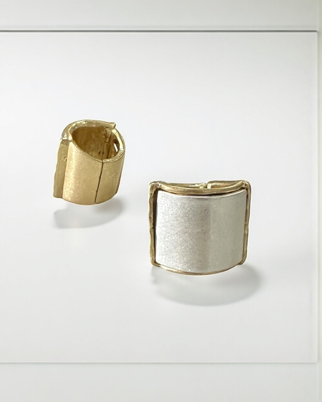 Anel quadrado com face dourada e base prateada fosca, conjunto de dois
