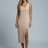 Vestido midi bege claro com decote V e fenda na barra
