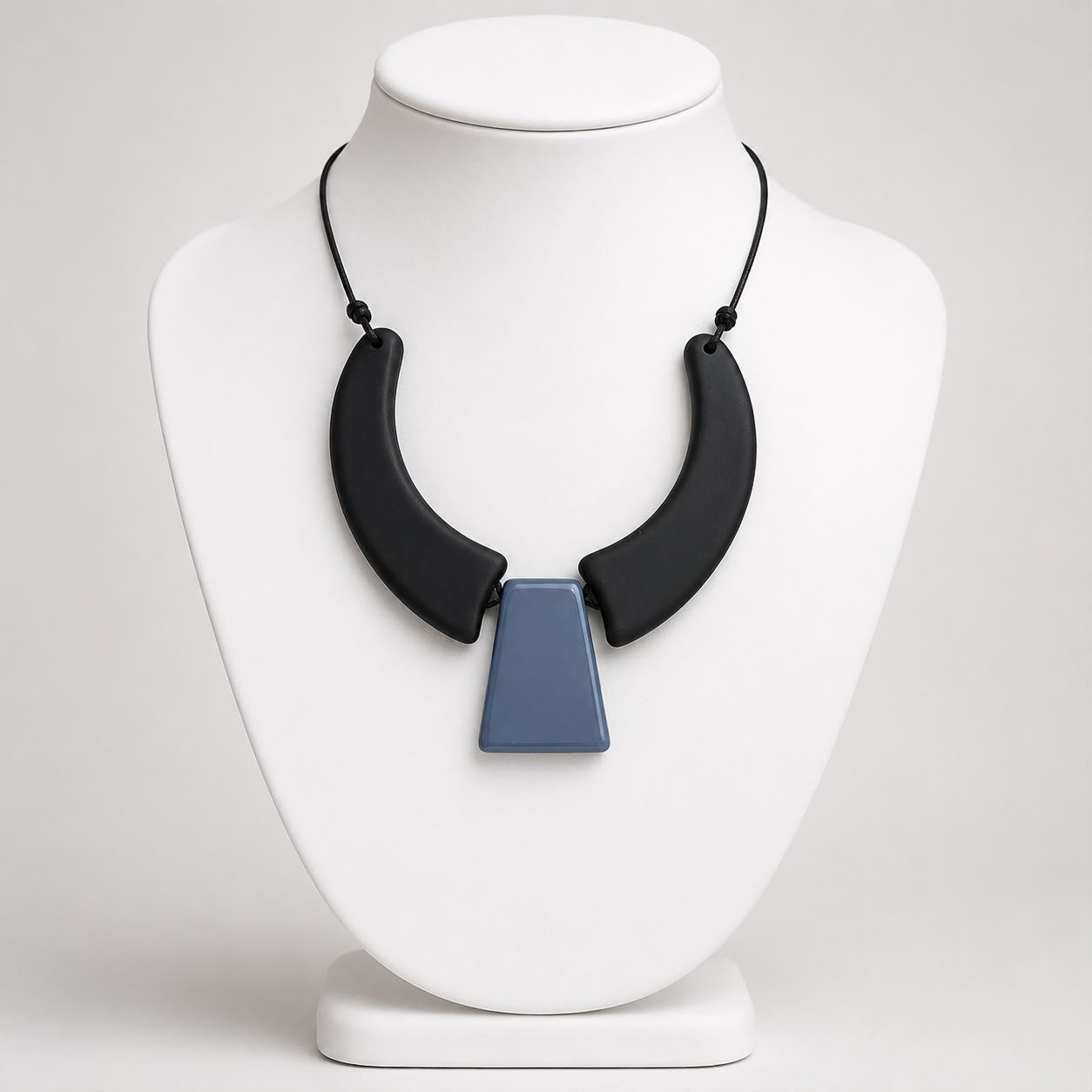 Colar de resina preto com placa central retangular azul e fecho ajustável