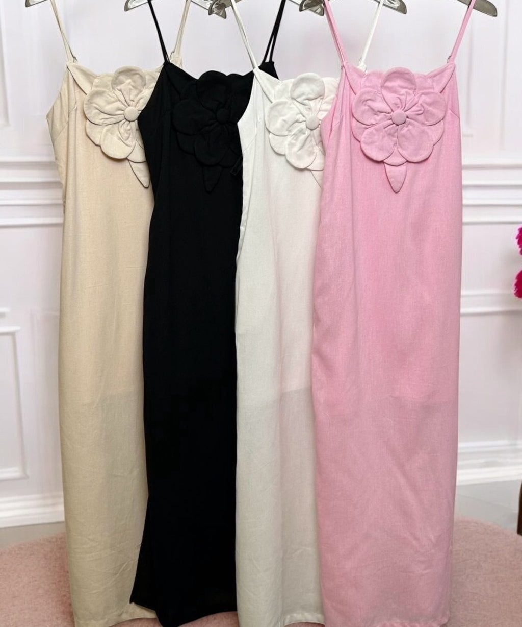 Vestidos Aurora em cabides com cores areia, preto, off white e rosa bebê