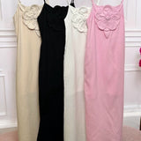 Vestidos Aurora em cabides com cores areia, preto, off white e rosa bebê
