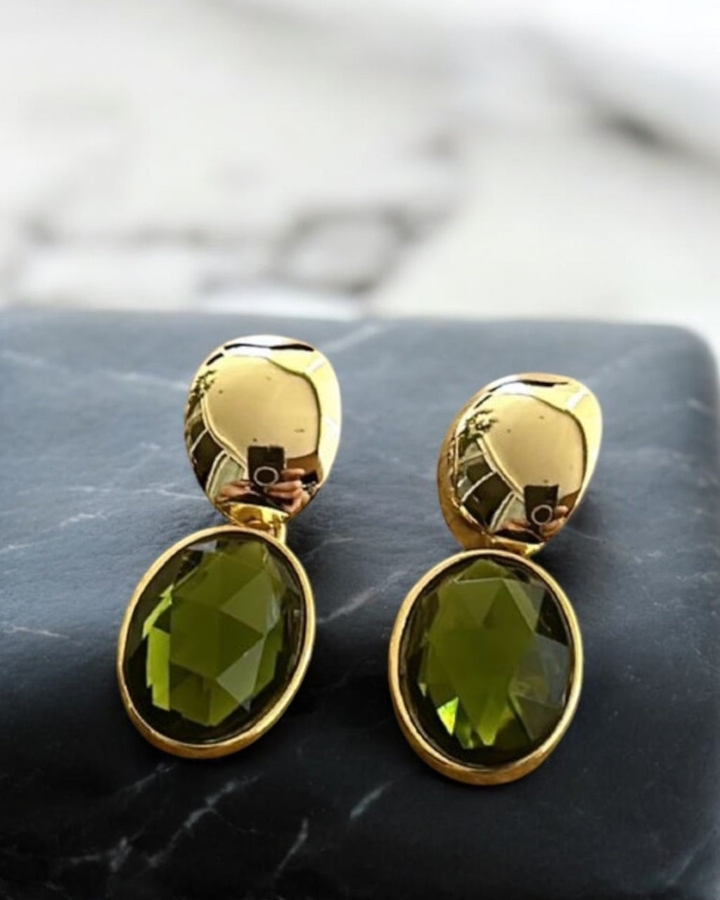 Brinco Viena dourado com pedra verde oval, pendente