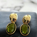 Brinco Viena dourado com pedra verde oval, pendente