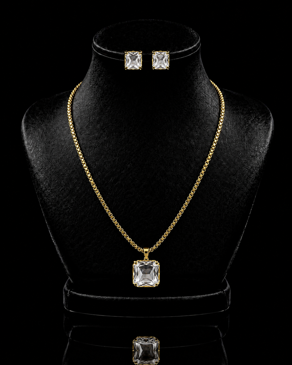 Conjunto de colar e brinco Aurélia com cristais quadrados transparentes e banho dourado