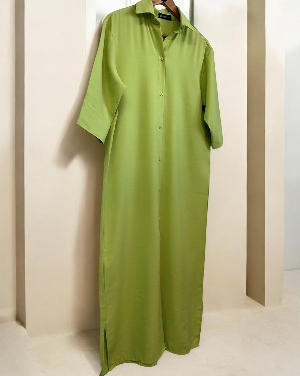 Camisa Majo verde-limão longa, gola aberta e botões frontais, mangas 3/4