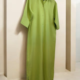 Camisa Majo verde-limão longa, gola aberta e botões frontais, mangas 3/4