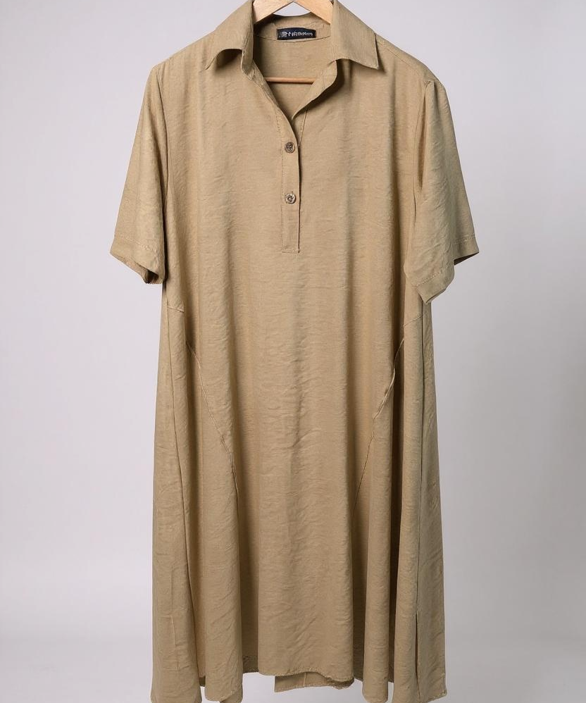 Vestido caramelo de gola polo com botões e mangas curtas, vista frontal