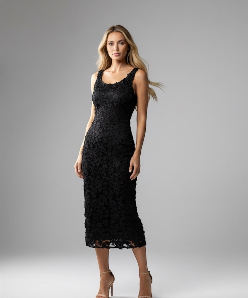 Vestido midi de renda preta, alças finas e decote reto, modelagem justa