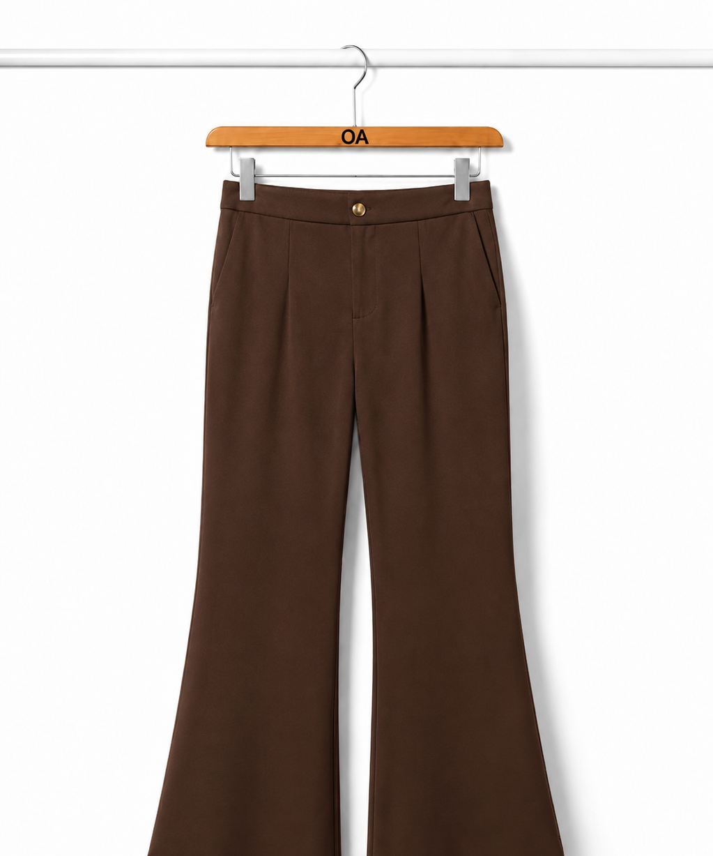 Calça pantalona marrom café lisa, cós com botão e costuras verticais na frente