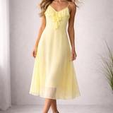 Vestido midi amarelo claro com alças finas e babado no decote