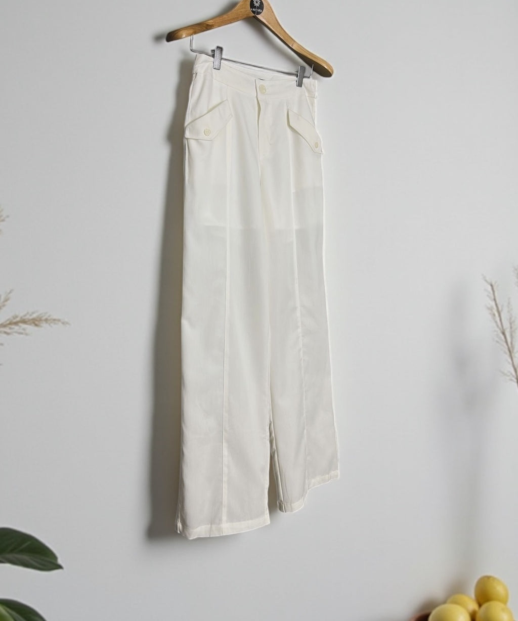 Calça off-white reta, presilhas no cós e bolsos com aba