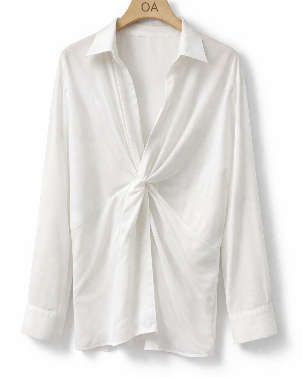 Camisa bata off-white com gola e nó frontal, manga longa
