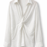Camisa bata off-white com gola e nó frontal, manga longa