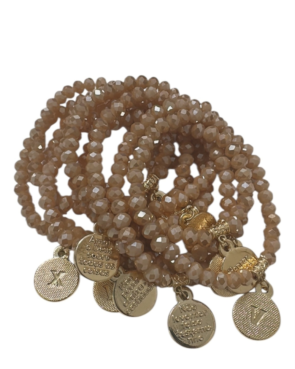 Pulseira de cristais âmbar com pingentes dourados em formato de medalhas