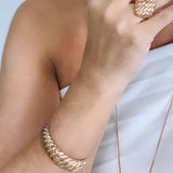 Bracelete dourado de elos trançados, fechado tipo corrente ajustável