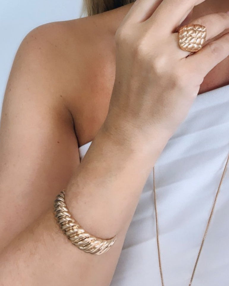 Bracelete dourado de elos trançados, fechado tipo corrente ajustável
