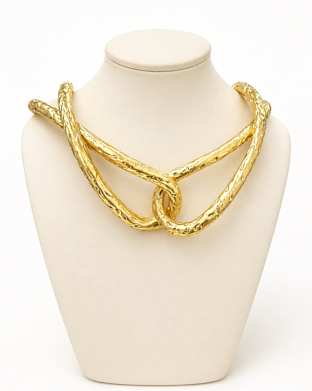 Colar de metal dourado com elos torcidos e pingente circular na interseção