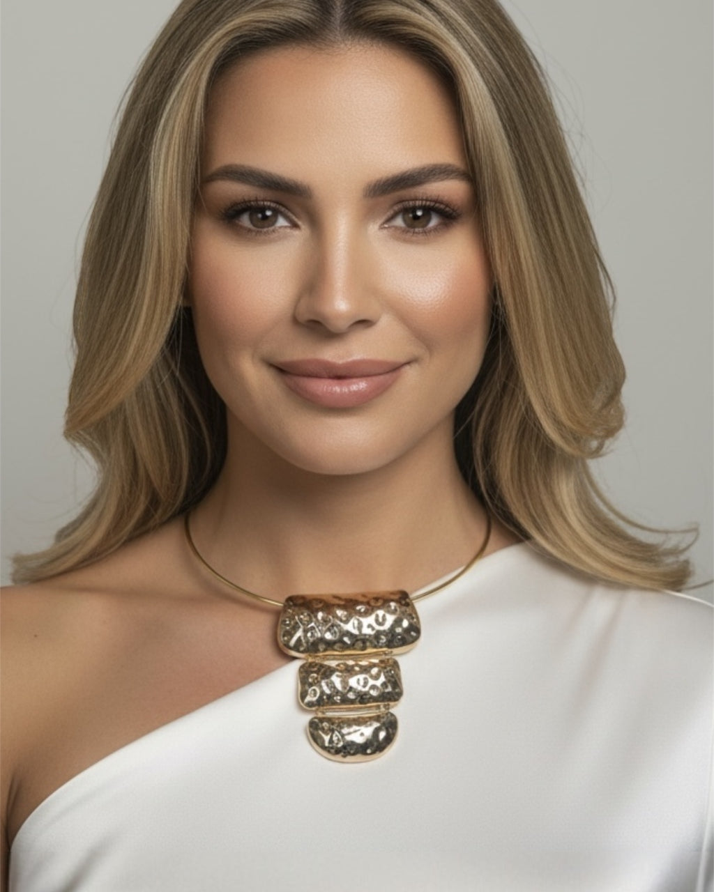 Colar com pingentes ANA tipo choker, dois pingentes ovais texturizados dourados