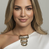 Colar com pingentes ANA tipo choker, dois pingentes ovais texturizados dourados