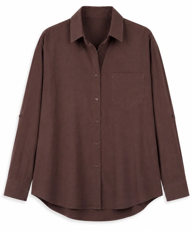 Camisa marrom de botão com gola e bolso frontal
