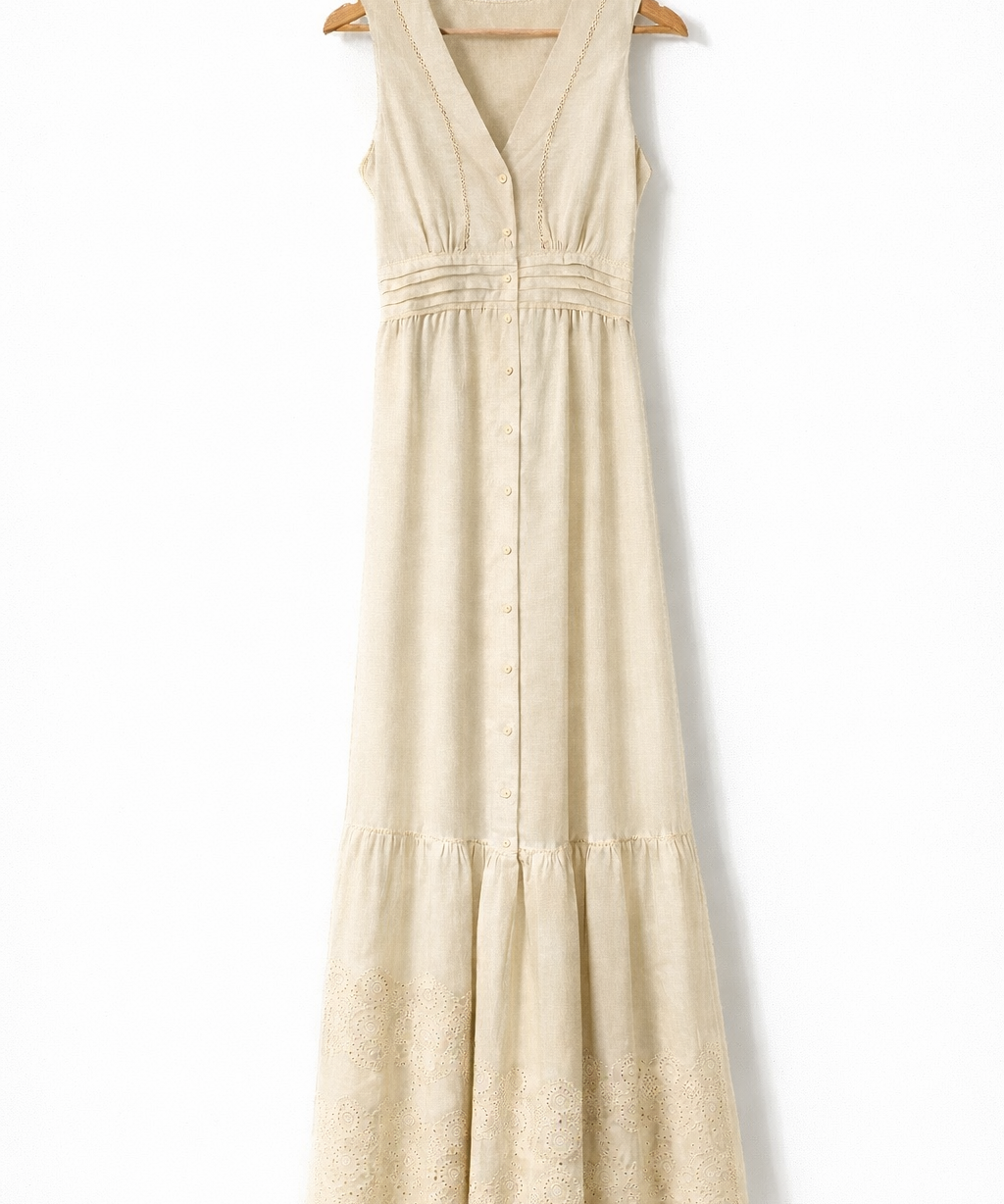 Vestido longo sem mangas creme, decote V com botões frontais e franzido na cintura