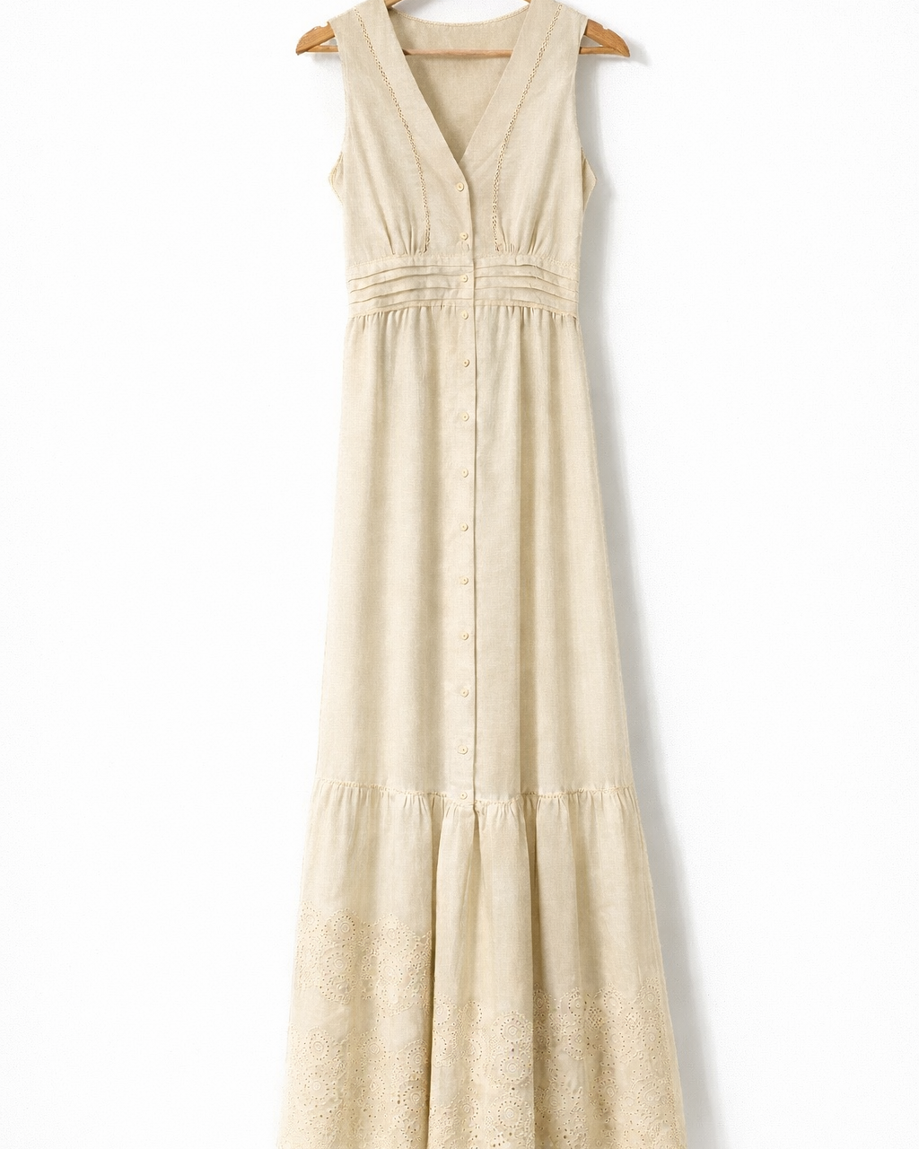 Vestido longo sem mangas creme, decote V com botões frontais e franzido na cintura