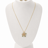 Conjunto de colar e brinco Begônia dourado com pingente de flor e pedras coloridas