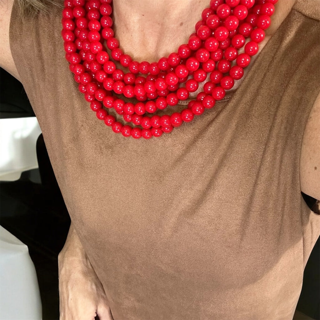 Colar de miçangas vermelhas em camadas, com fecho dourado