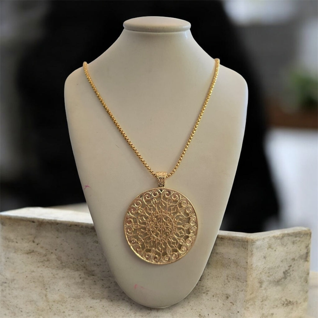 Colar longo com pingente mandala redondo dourado