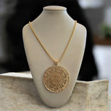 Colar longo com pingente mandala redondo dourado
