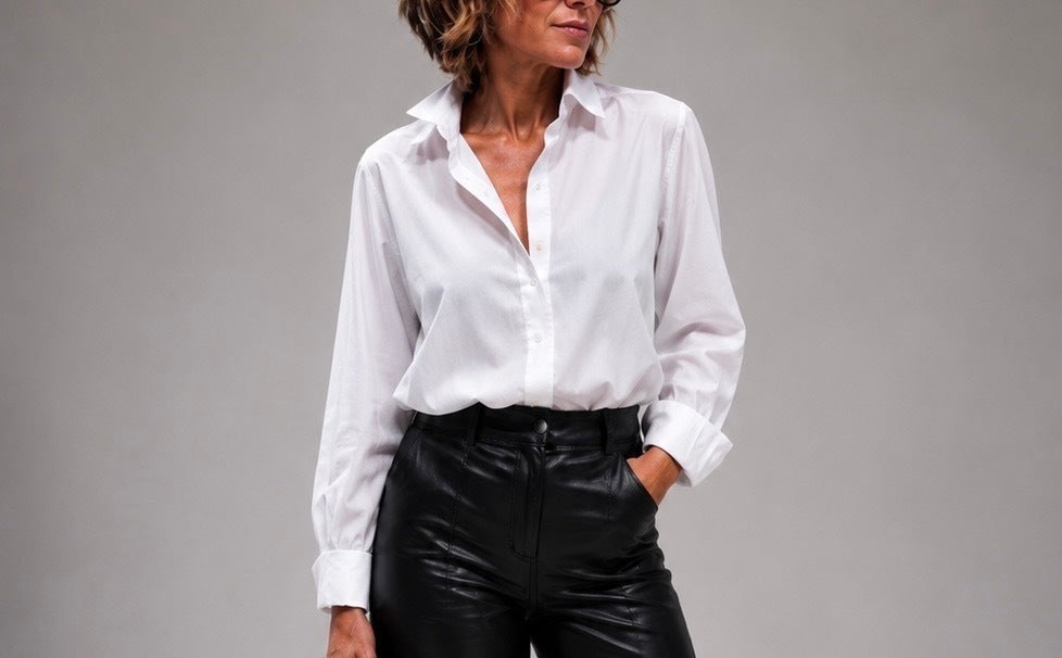 Camisa branca de botões, gola social e mangas longas com punho franzido