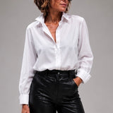 Camisa branca de botões, gola social e mangas longas com punho franzido