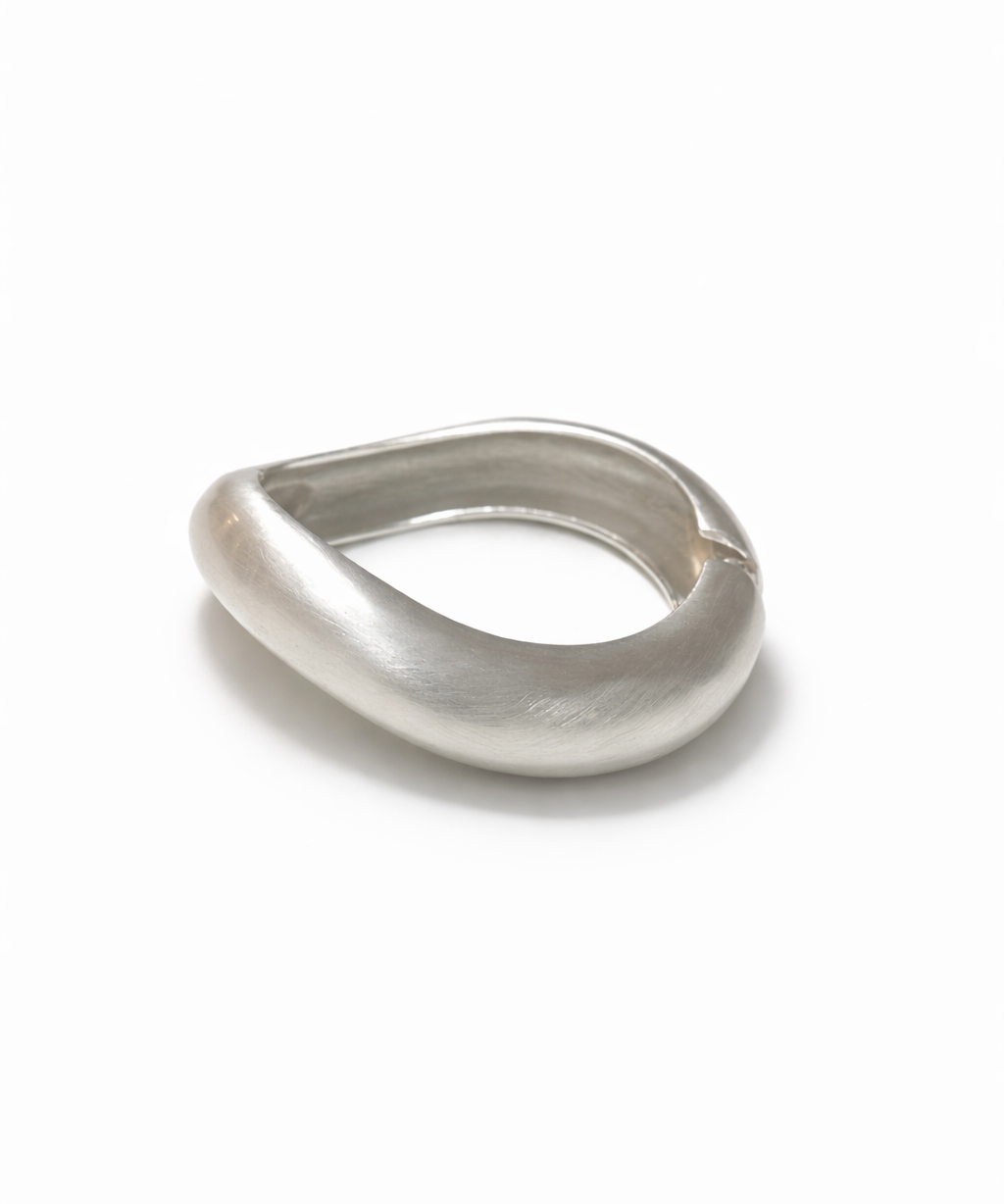 Pulseira Nika curva prateada fosca, aro oval curvado