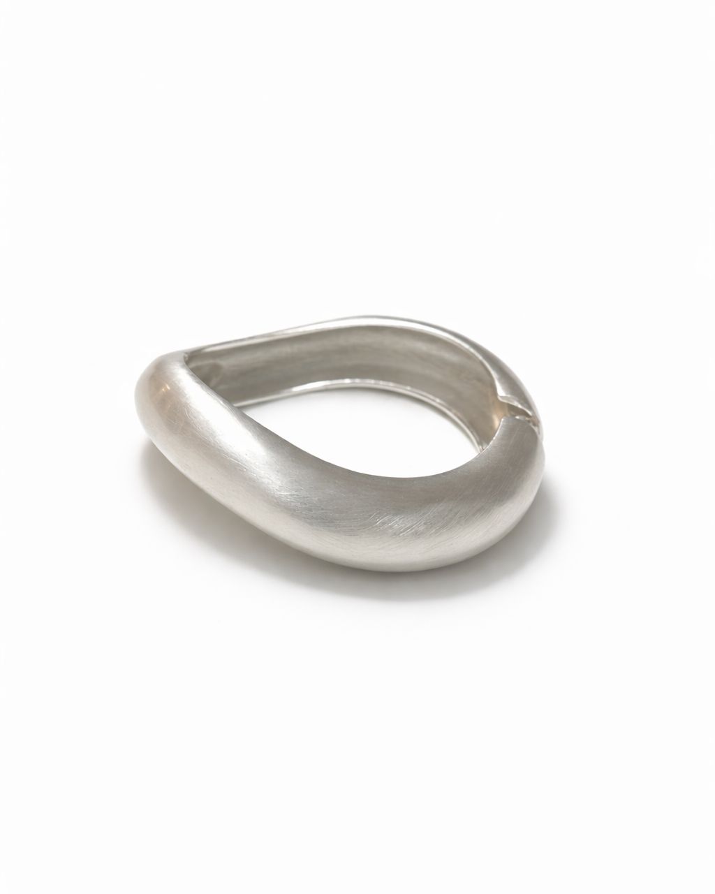 Pulseira Nika curva prateada fosca, aro largo curvo em metal