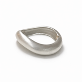 Pulseira Nika curva prateada fosca, aro largo curvo em metal