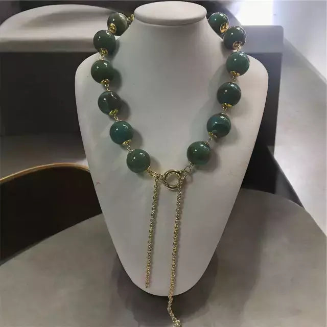 Colar Gloria Slim com contas verde escuro e fecho em argola, duas correntes.