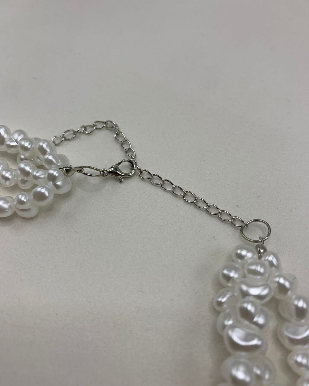Colar com pérolas brancas e fecho de metal, detalhes da corrente