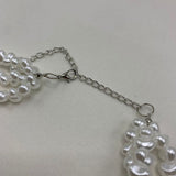 Colar com pérolas brancas e fecho de metal, detalhes da corrente