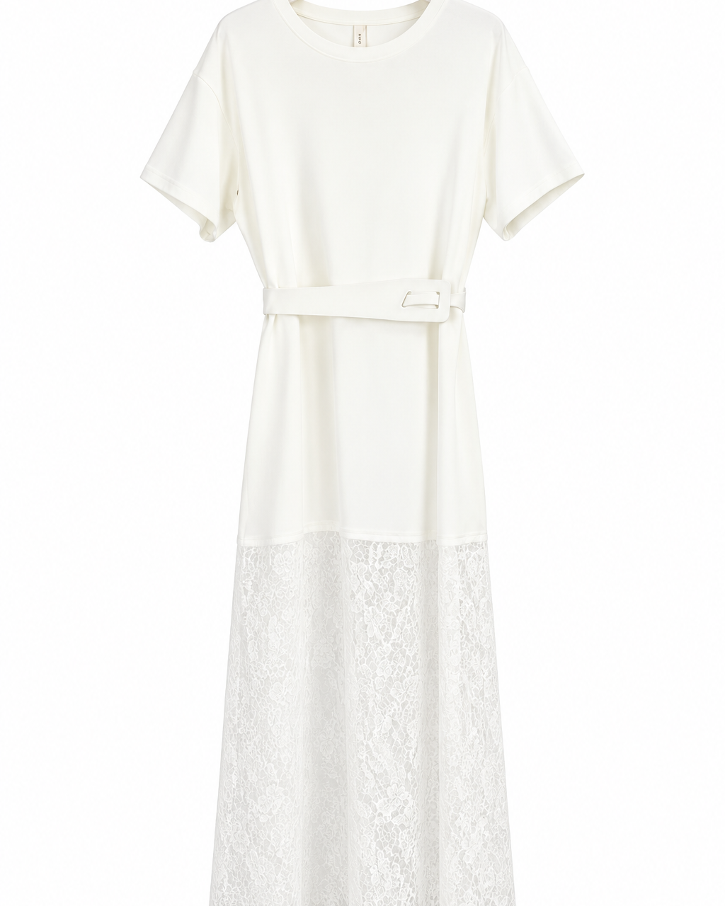 Vestido Maria Bruna branco, com mangas curtas, cinto e barra longa de renda