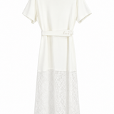 Vestido Maria Bruna branco, com mangas curtas, cinto e barra longa de renda