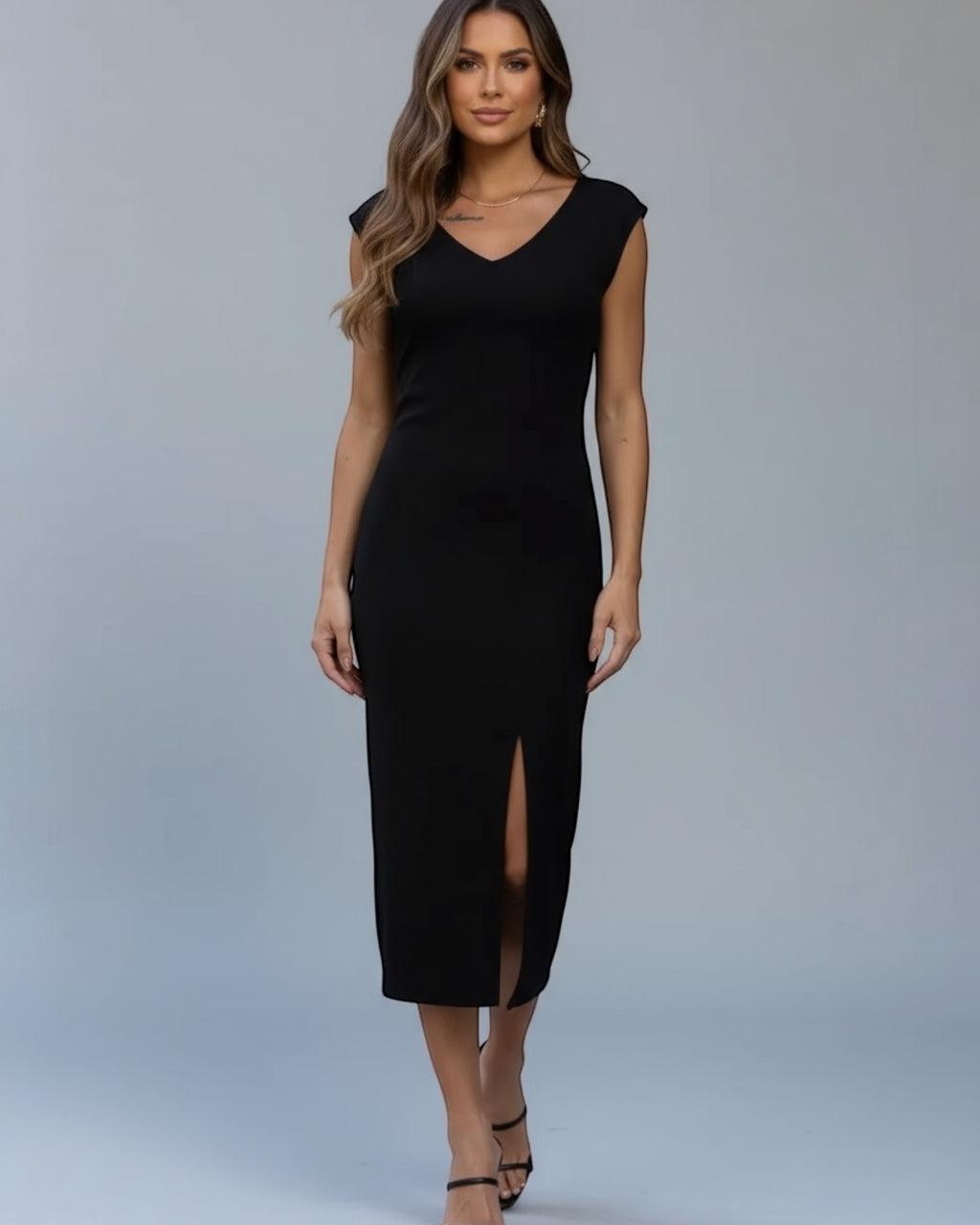 Vestido midi preto com decote V e fenda frontal