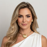 Conjunto de colar e brincos com pingente concha dourada fosca e brinco pequeno