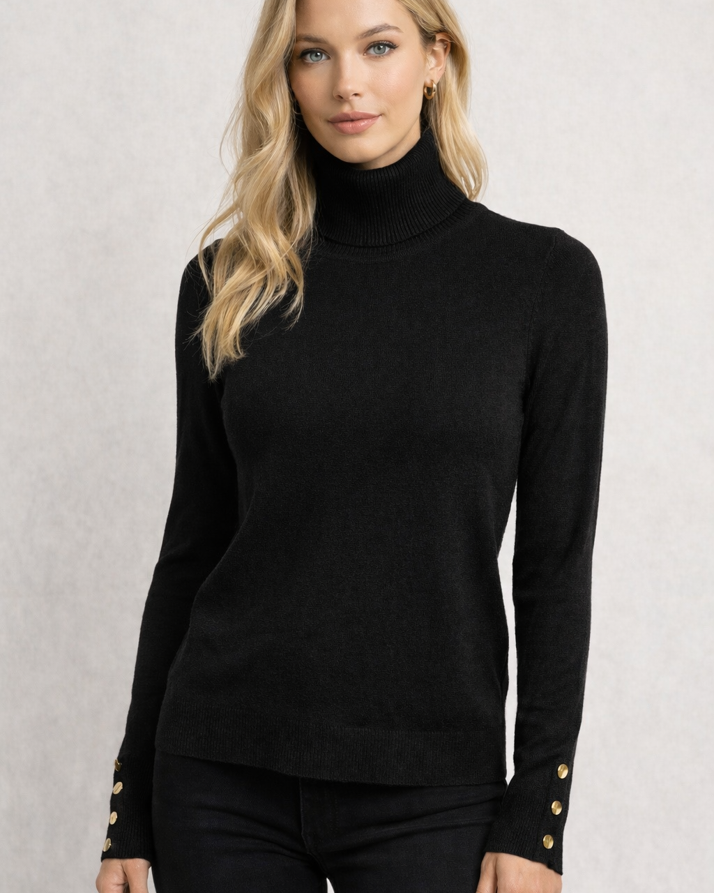 Blusa de tricô preta de gola alta com mangas longas e punhos com botões dourados