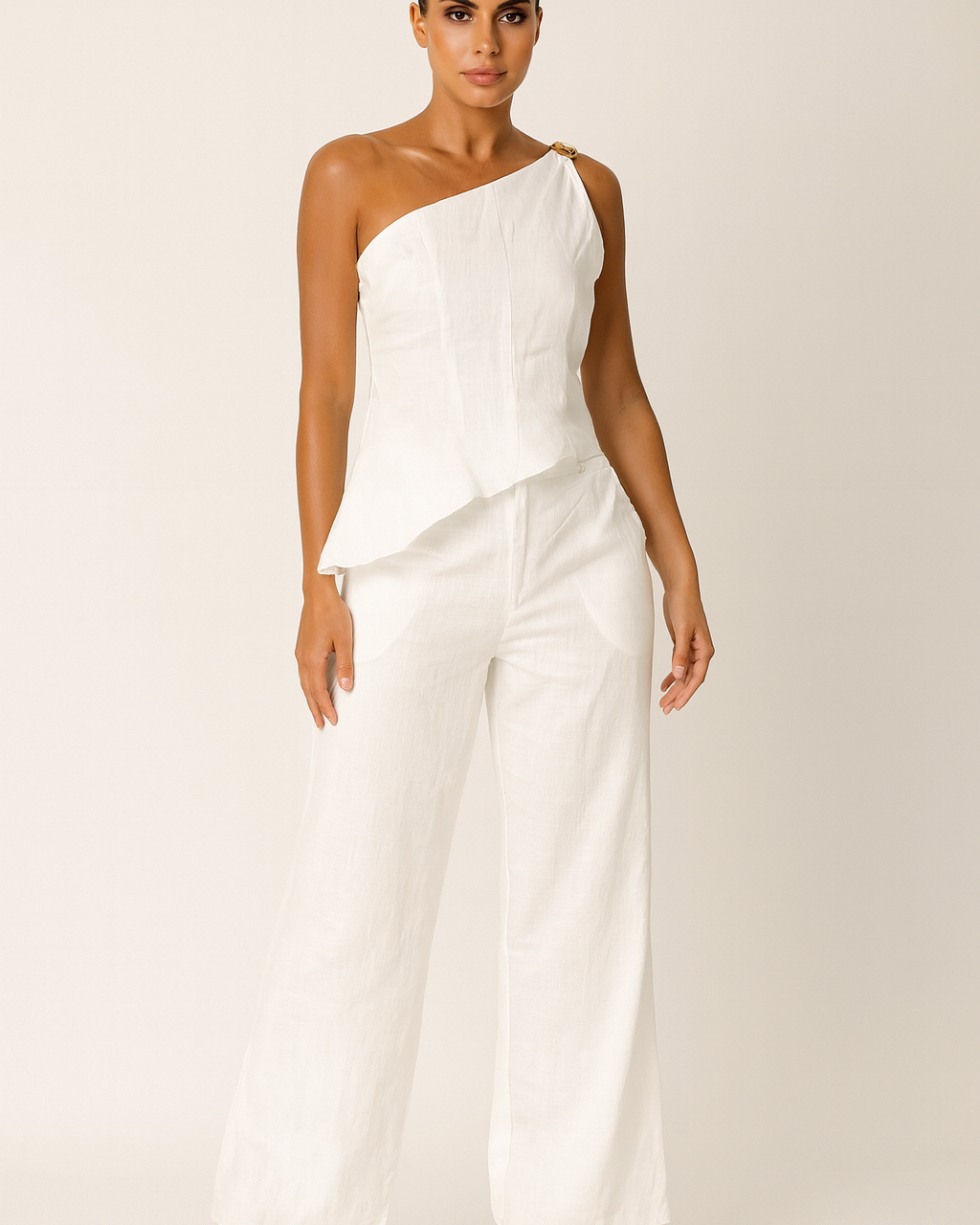 Conjunto branco com top de alça única e calça pantalona de caimento amplo