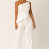 Conjunto branco com top de alça única e calça pantalona de caimento amplo